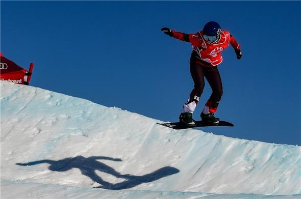 Zwar nicht schneller als ihr Schatten, aber schneller als die gesamte weibliche Konkurrenz: Léonie Widmer aus Oey gewann das Snowboardcross-Rennen souverän.