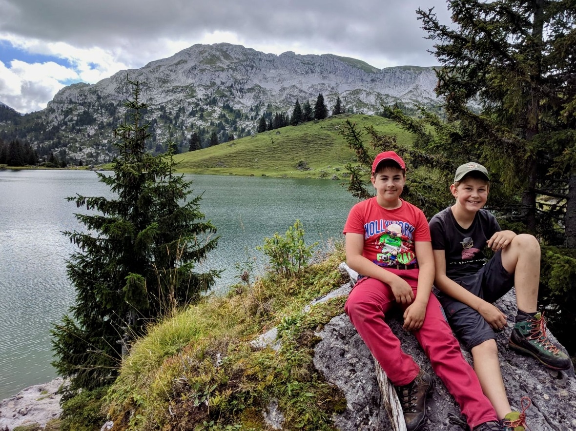 Zwei Abenteurer bei der Seeumrundung.