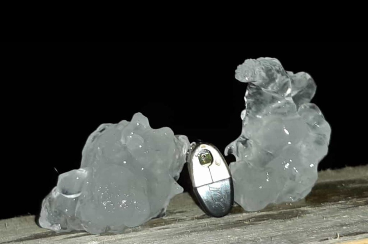 Zwei Hagelstücke im Vergleich zu einem Feuerzeug von Arfa Kuhnen, St. Stephan.