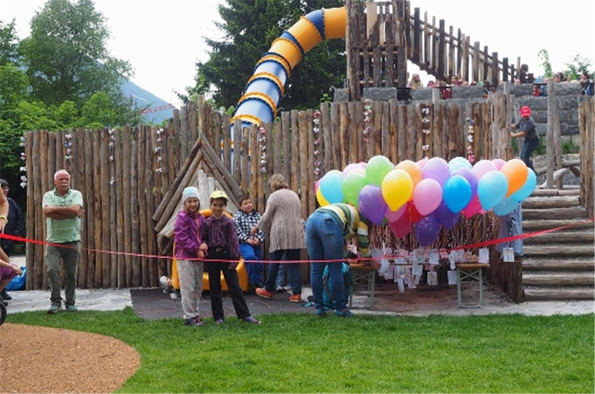 Zwei Kinder dürfen das Band durchschneiden.