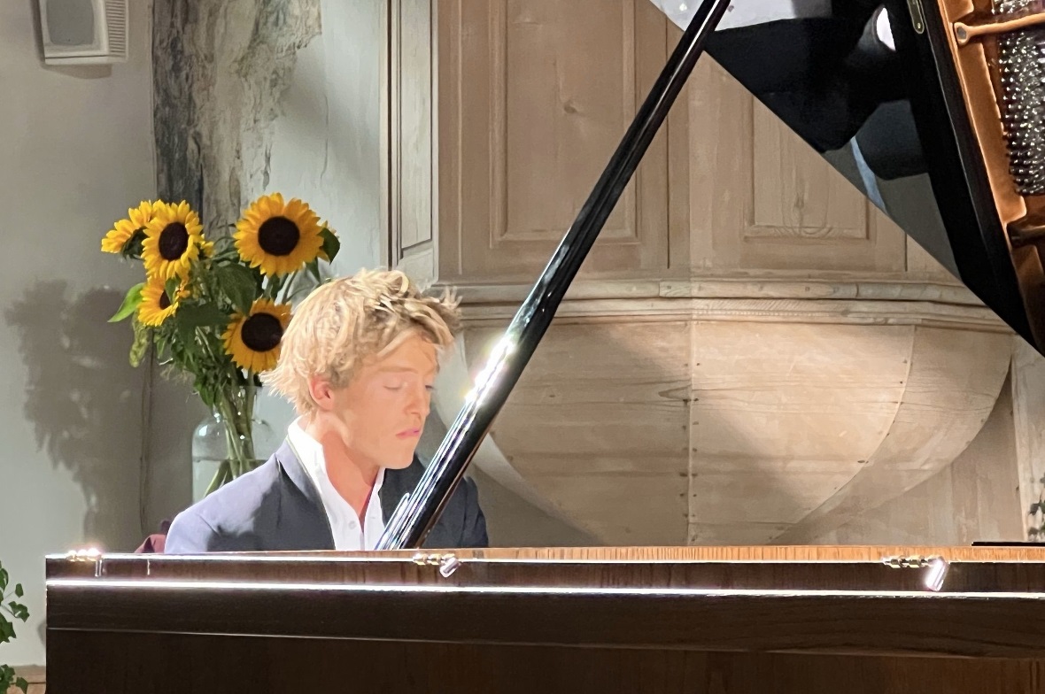 Zwei Klaviere wie ein Instrument: Die Gebrüder Jussen spielten sich in der Kirche Zweisimmen die Themen zu und bildeten äusserlich und innerlich eine Einheit.