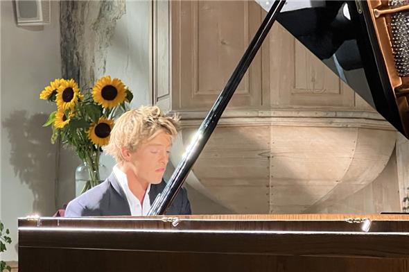 Zwei Klaviere wie ein Instrument: Die Gebrüder Jussen spielten sich in der Kirche Zweisimmen die Themen zu und bildeten äusserlich und innerlich eine Einheit.