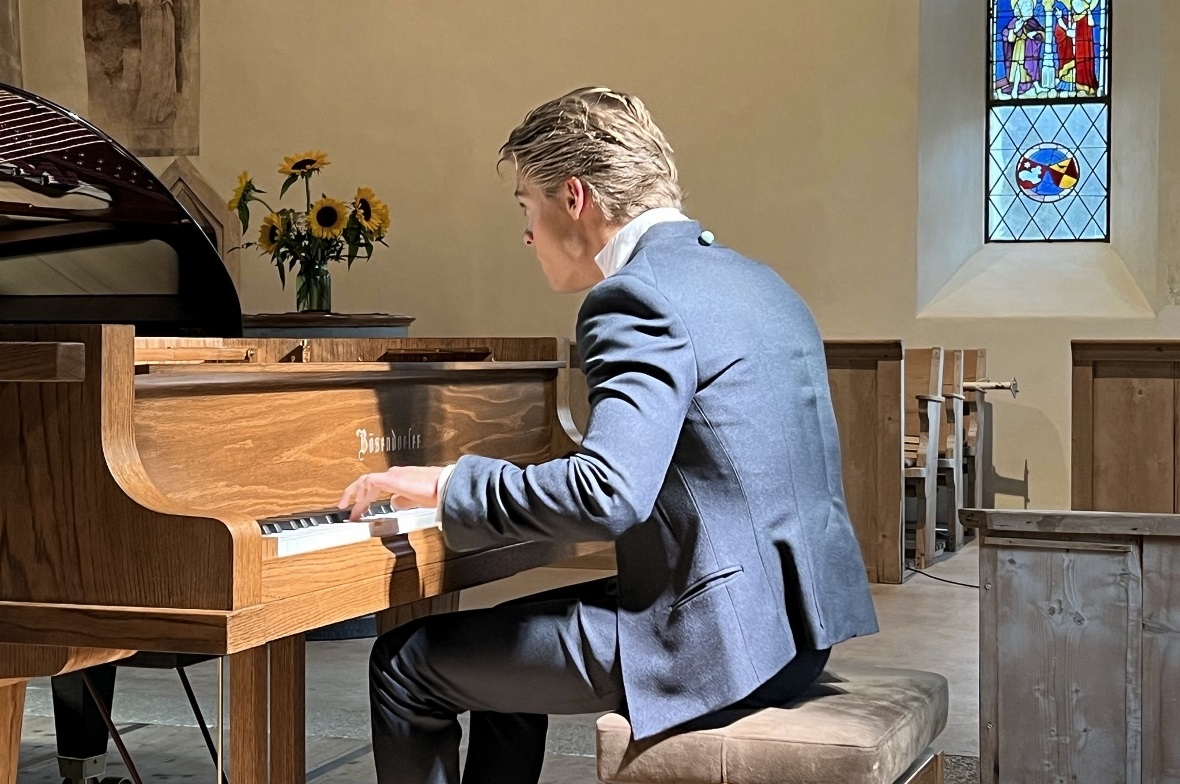 Zwei Klaviere wie ein Instrument: Die Gebrüder Jussen spielten sich in der Kirche Zweisimmen die Themen zu und bildeten äusserlich und innerlich eine Einheit.