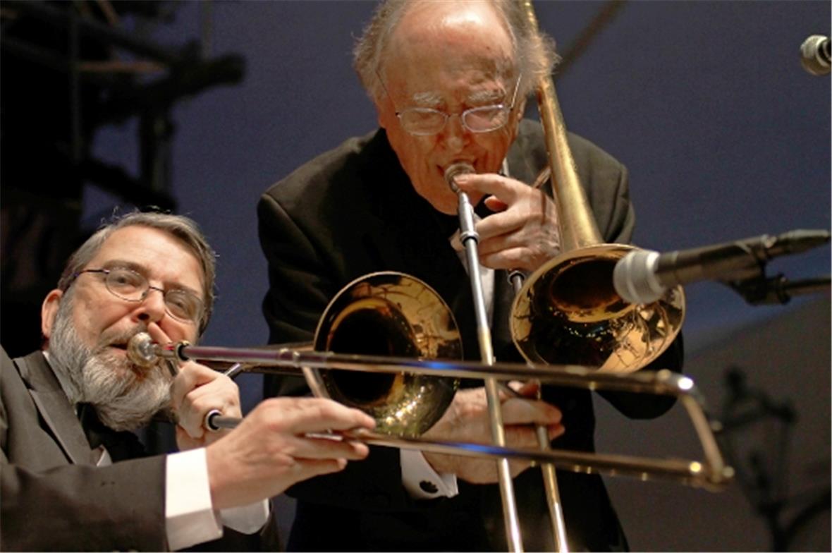 Zwei Posaunisten in Aktion: Bob Hunt und der legendäre Chris Barber.