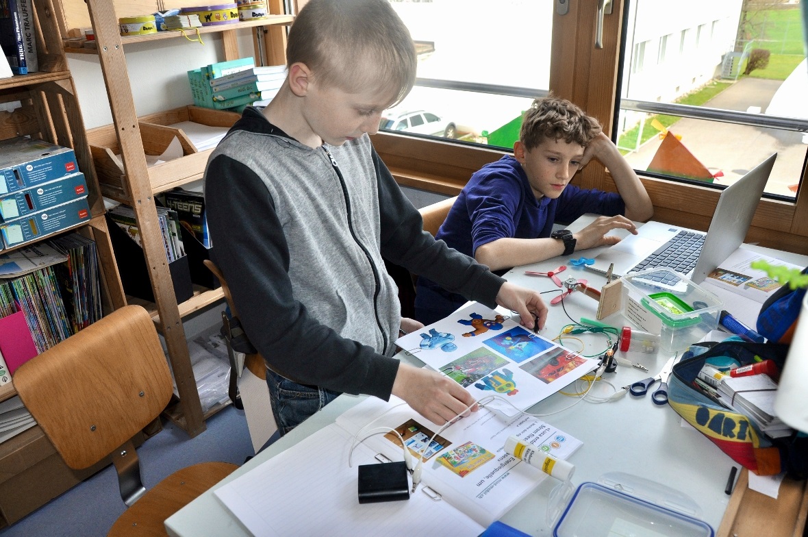 Zwei Schüler der 5. Klasse entwickeln ein Elektro-Spiel.