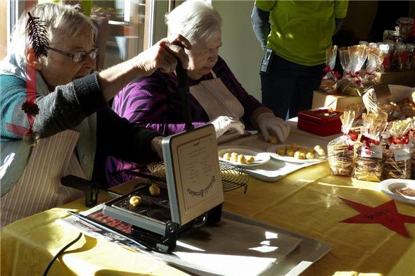 Zwei Seniorinnen produzierten wohlriechende Bretzeli.