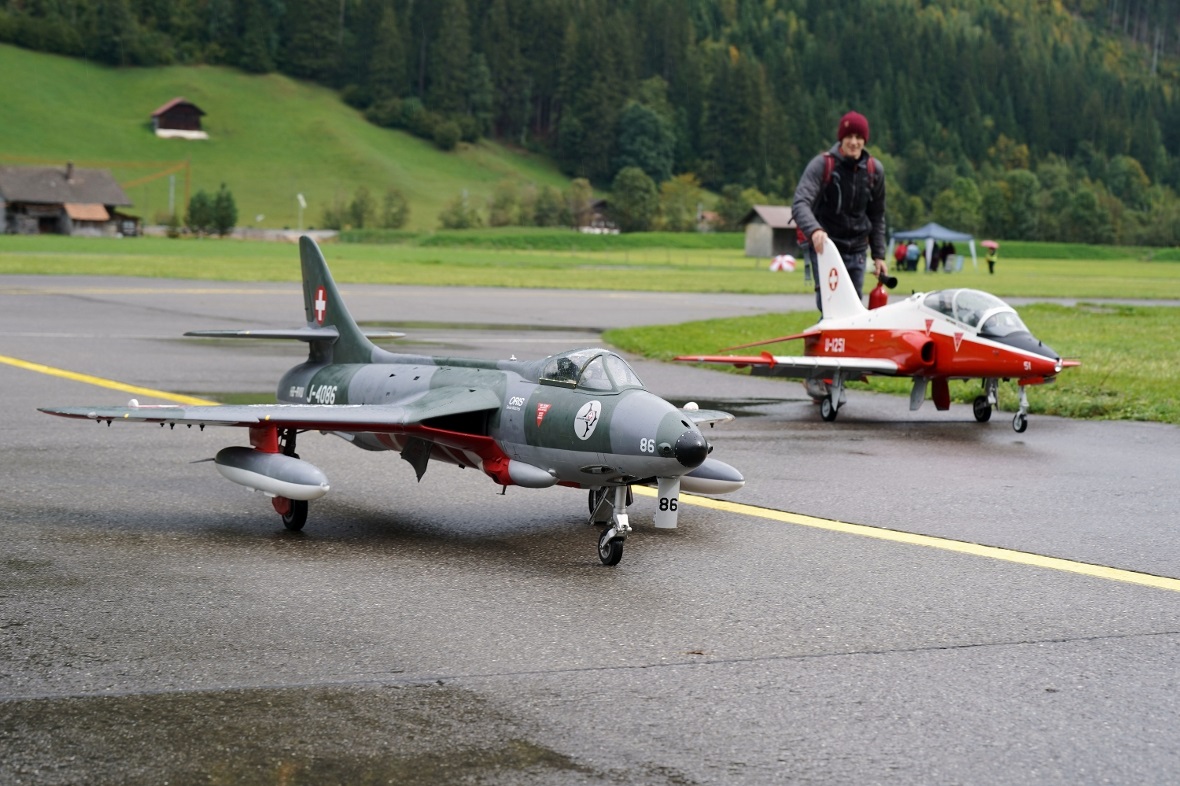 Zwei der Jet-Modelle, die am Wochenende in St. Stephan am Boden und in der Luft ...