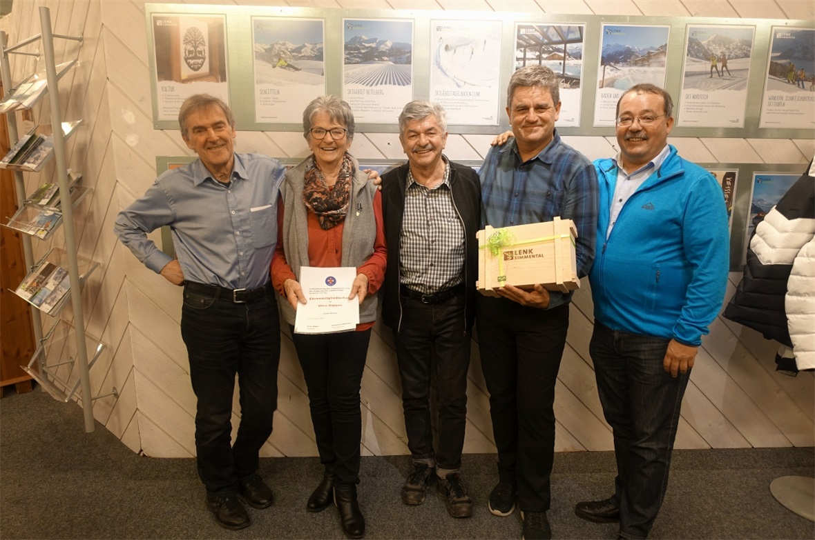 Zwei neue Ehrenmitglieder: Juskila-Clubpräsident Housi Bigler freute sich zusammen mit der langjährigen Kassierin Alice Däppen, ihrem Laudator Walter «Blizzi» Müller, dem ehemaligen Lagerleiter Rolf Kaufmann und seinem Laudator, dem Lenker Gemeindepräsidenten René Müller.