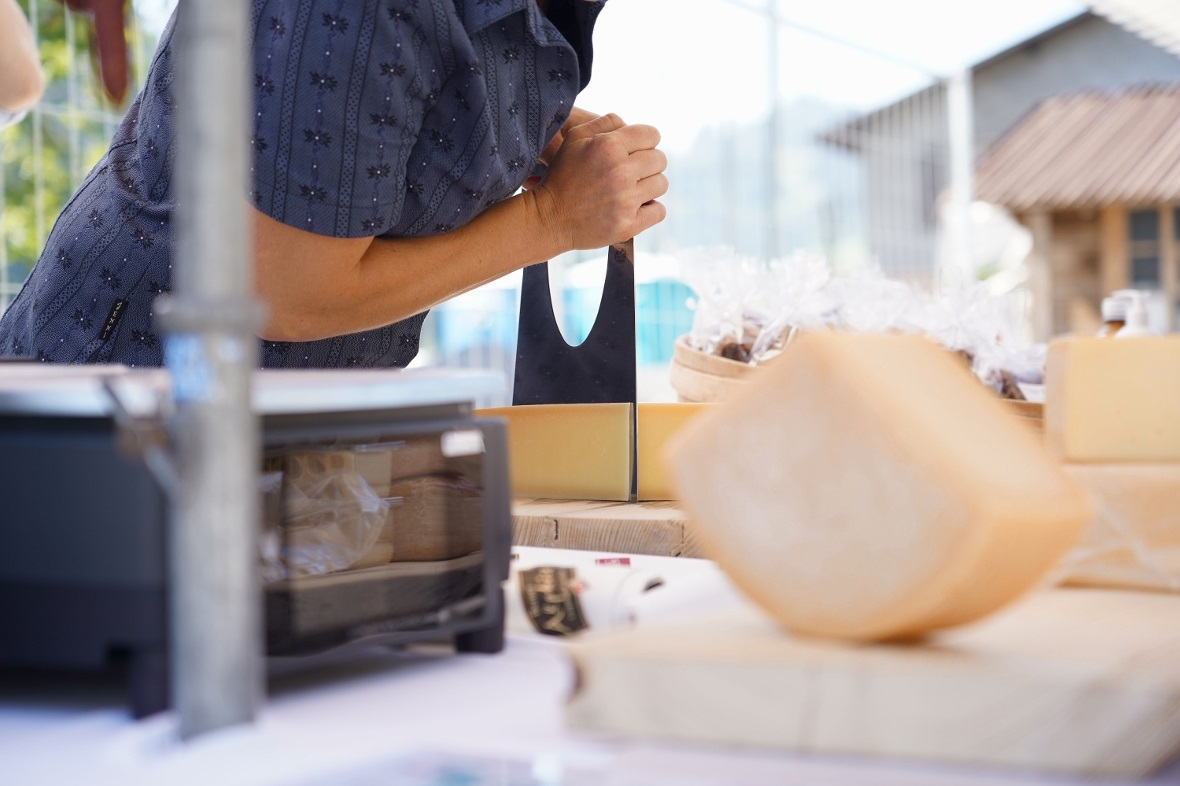 Zweifellos am meisten nachgefragt: heimischer Käse – hier am Stand von Natalie u...