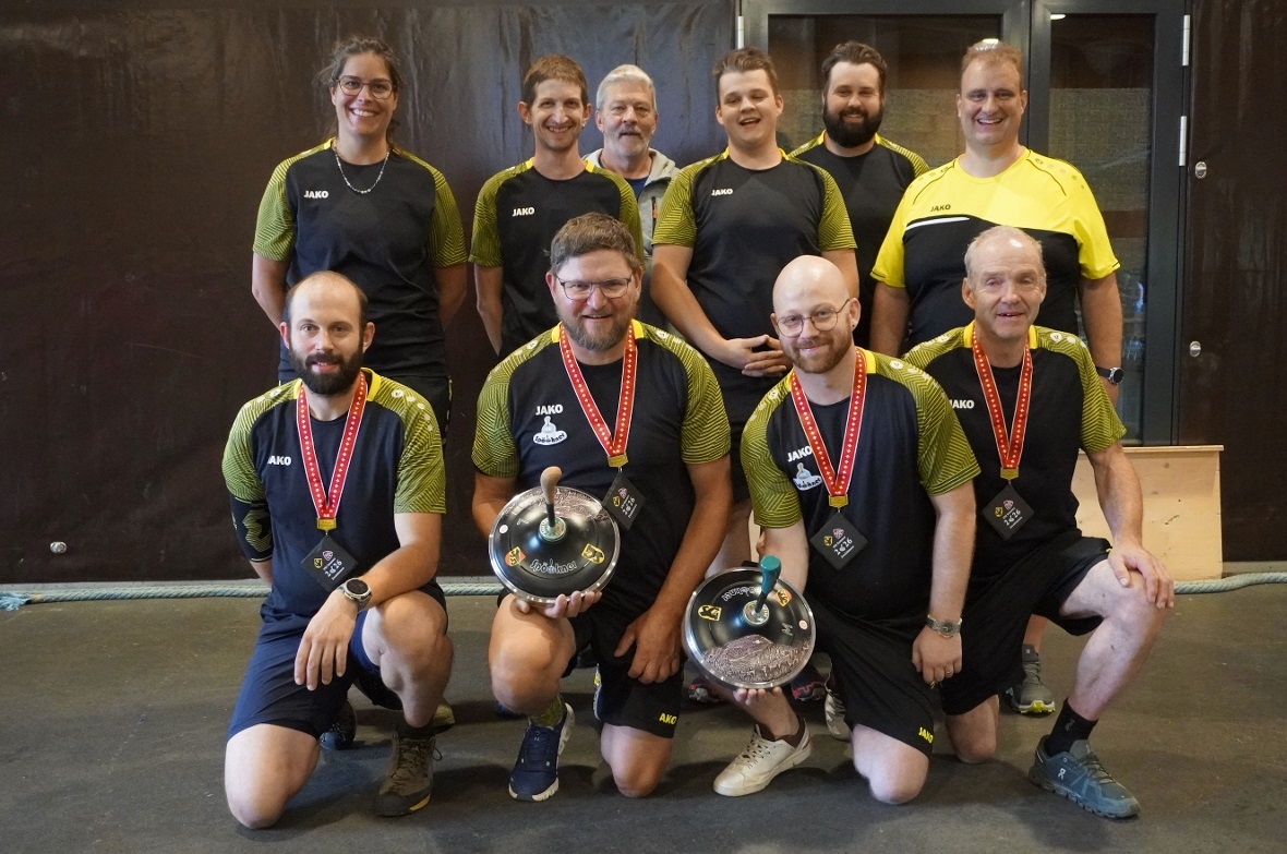Zweisimmen 1 (knieend) gewann den dritten Platz in der Mannschaftswertung. Zusammen mit den Clubkolleginnen und Kollegen organisierten sie die diesjährige Sommer Schweizermeisterschaft in der Simmental Arena.