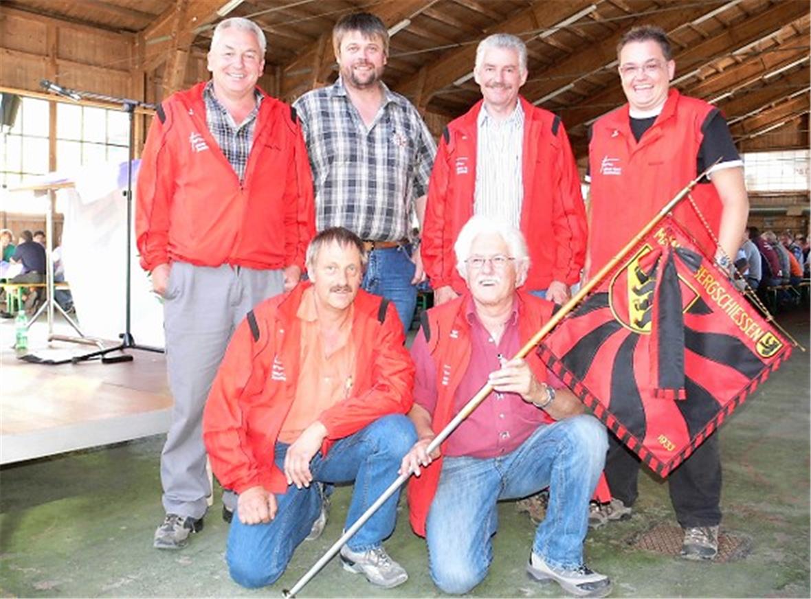 Zweisimmen «Schlegelholz» sind Gewinner der 1933 Standarte. Hans-Otto Aegerter, Kurt Ziörjen, Hanspeter Durand und Marcial Schwarz; kniend Urs Feuz undManfred Schwarz..