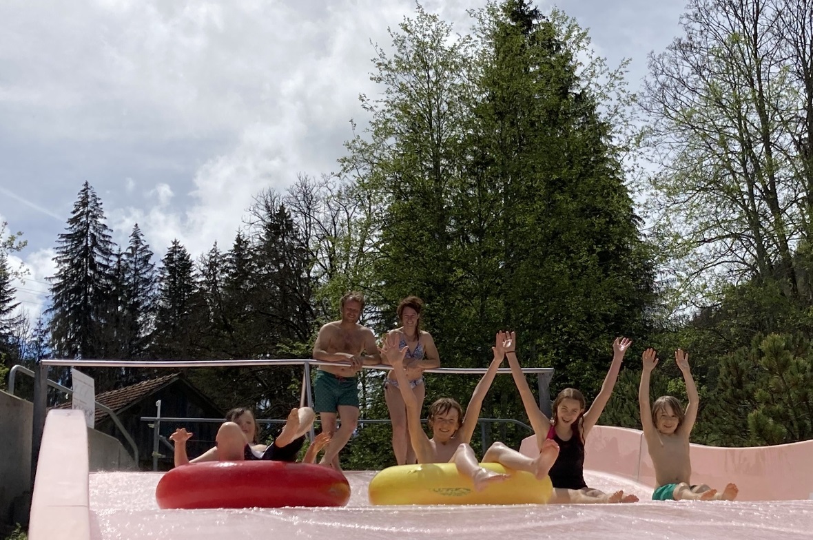 Zweisimmen bietet alles und noch mehr! Am Morgen wedelten Michaela und Etienne durch feinsten Rinderberg-Powder und am Nachmittag eröffneten die Kids Quentin, Jonathan, Ronja und Milan in der Badi die Rutschbahnsaison in Brrr-13-Grad-Wasser.