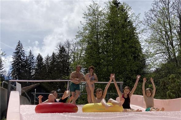 Zweisimmen bietet alles und noch mehr! Am Morgen wedelten Michaela und Etienne durch feinsten Rinderberg-Powder und am Nachmittag eröffneten die Kids Quentin, Jonathan, Ronja und Milan in der Badi die Rutschbahnsaison in Brrr-13-Grad-Wasser.