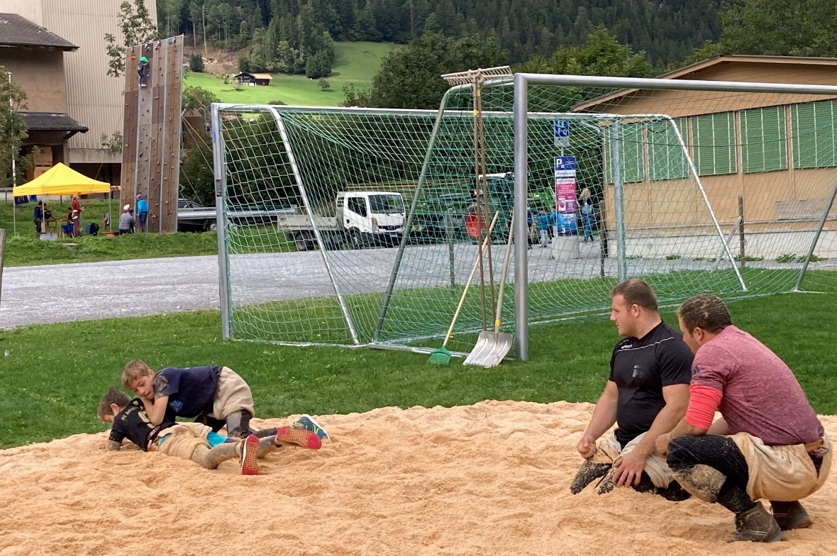 Zweisimmen feierte 50 Jahre Jugend+Sport mit dem Sportschnuppertag herzlich souverän. Hier mit Patrick Gobeli (Zweiter von rechts), der fachmännische Tipps gab; im Hintergrund die Kletterwand des SAC Sektion Wildhorn.