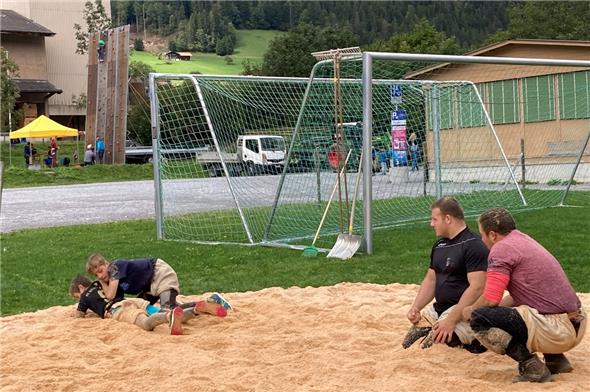 Zweisimmen feierte 50 Jahre Jugend+Sport mit dem Sportschnuppertag herzlich souverän. Hier mit Patrick Gobeli (Zweiter von rechts), der fachmännische Tipps gab; im Hintergrund die Kletterwand des SAC Sektion Wildhorn.