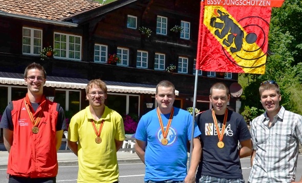 Zweisimmens Jungschützen siegten am Berner Gruppenmeisterschaftsfinal überlegen. Von links: Simon Feuz, Florian Kurzen, Martin Bärtschi und Stephan Kuhnen mit ihrem Betreuer Thomas Zeller.
