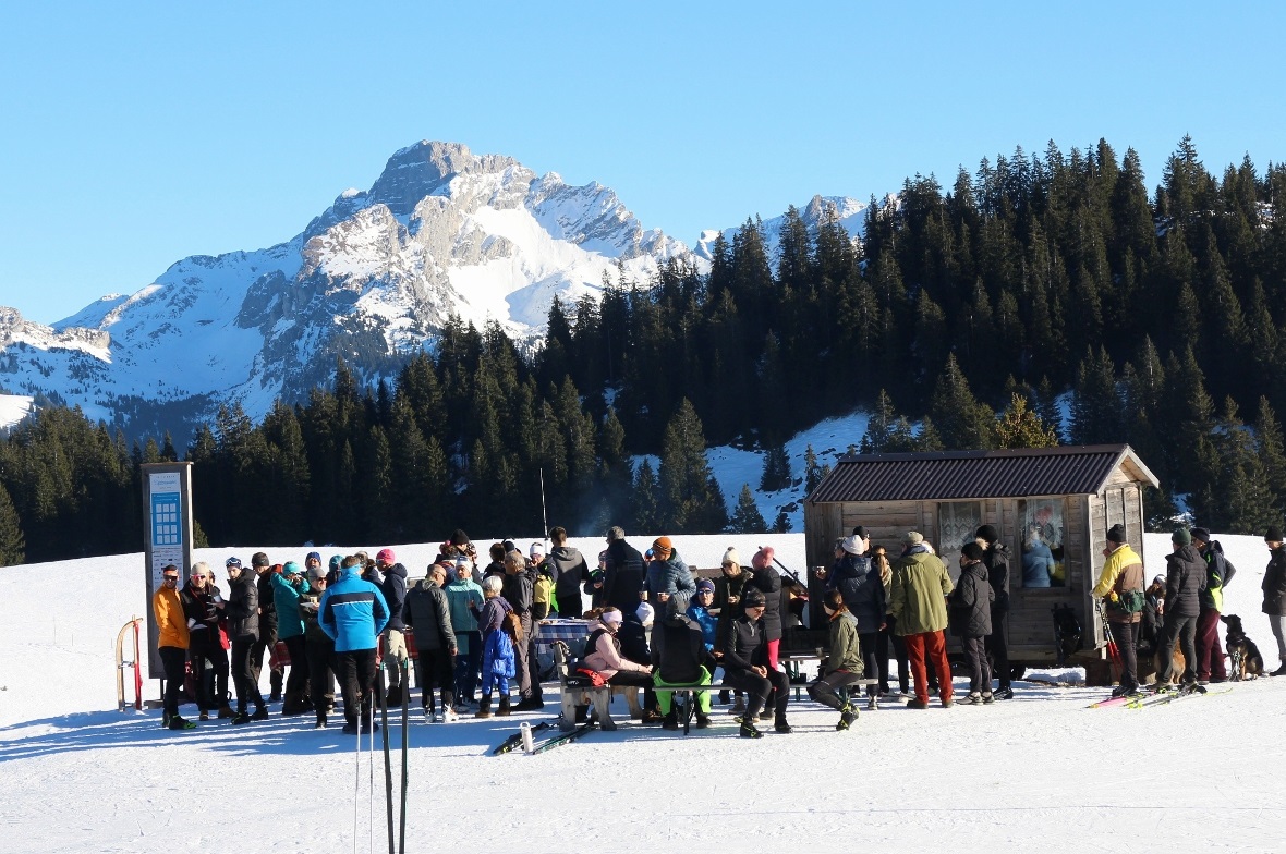 Zweisimmens höchster Berg Hinderi Spillgerte freut es, wie gemütlich dorfig Altjahrspéro von Sparenmoos-Aktiv ist.