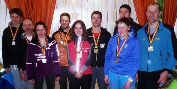 Zweisimmer-Triumph im Staffellauf (Mitte und links).