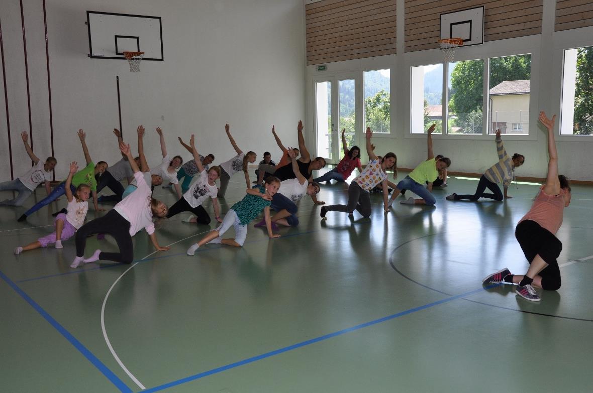 Zweite Runde für die älteren Schülerinnen und Schüler beim Tanzen - so langsam b...