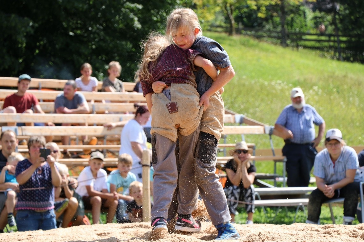 Zwergli Schlussgang Schelbert in rot gegen Marty in schwarz.