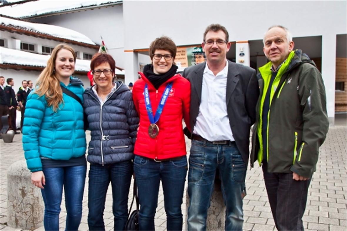 Zwillingsschwester Jeanine, Mama Gabi, Angela, Vater Hanspeter und Gemeindepräsi...