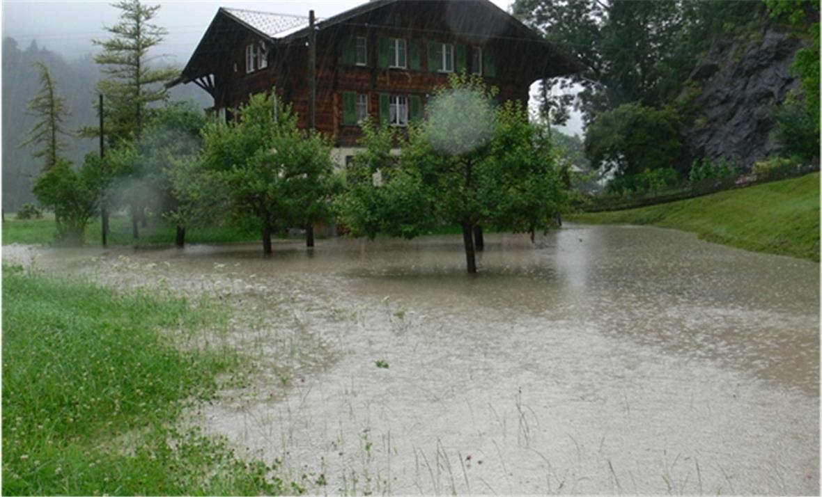 Zwischen Oberried und dem Dorfeingang Lenk wurde kostbares Kulturland überflutet. Das Wasser reichte bis zum Wohnhaus der Familie Hans Allemann.