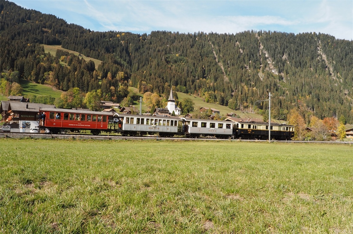 Zwischen Zweisimmen und Lenk verkehrten am Samstag historische Züge der MOB zum 125-jährigen Jubiläum.
