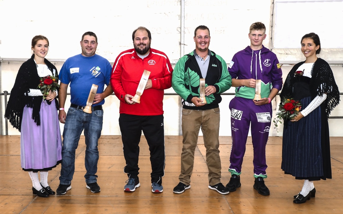 Zwischen den Ehrendamen die drei besten Einzelschläger und der beste Junghornuss...