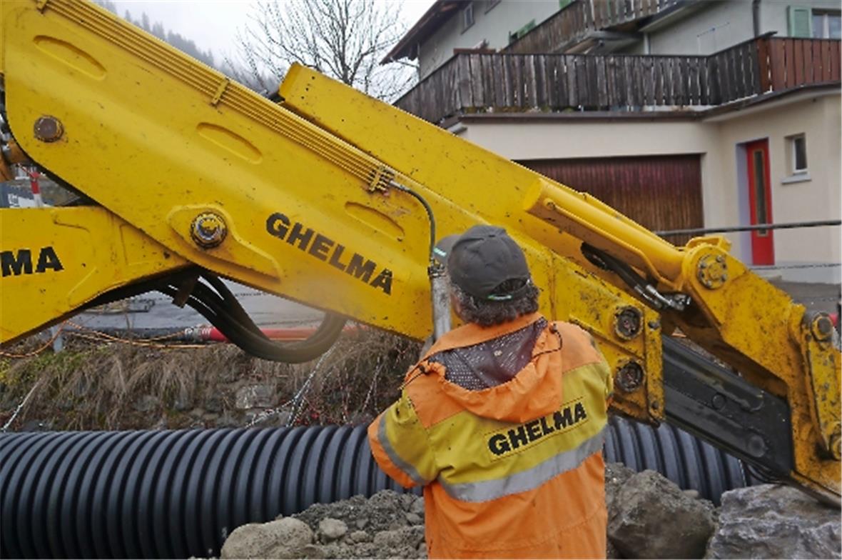 Zwischendurch braucht auch ein Menzi-Muck mal einen Hub Schmierfett.