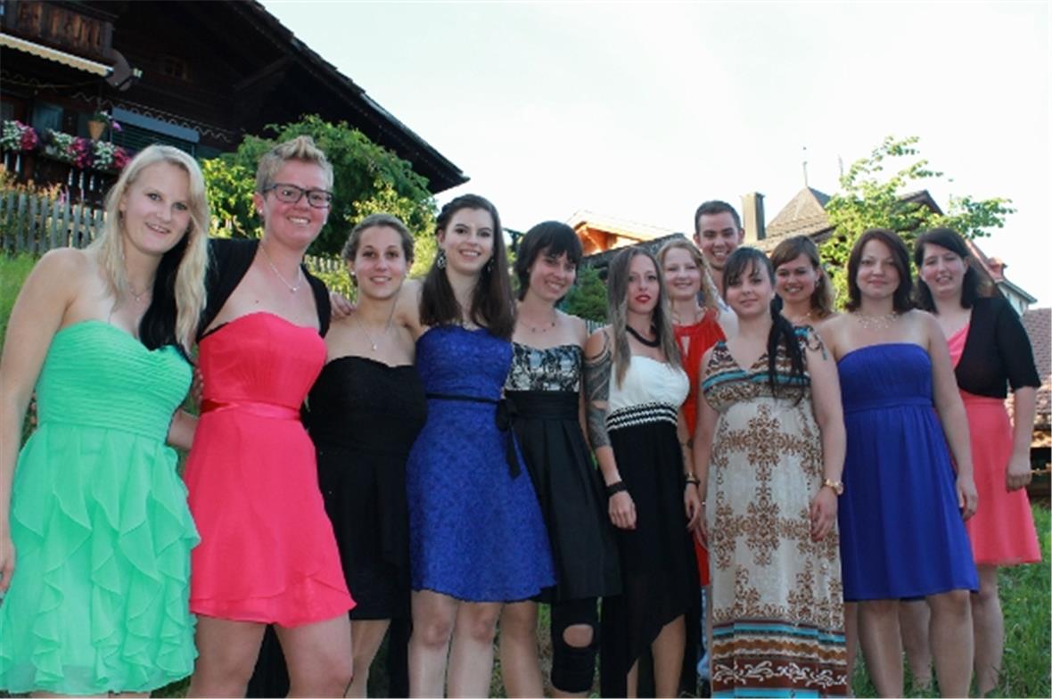 Zwölf diplomierte Detailhandelsangestellte können sich über ihren Abschluss freu...