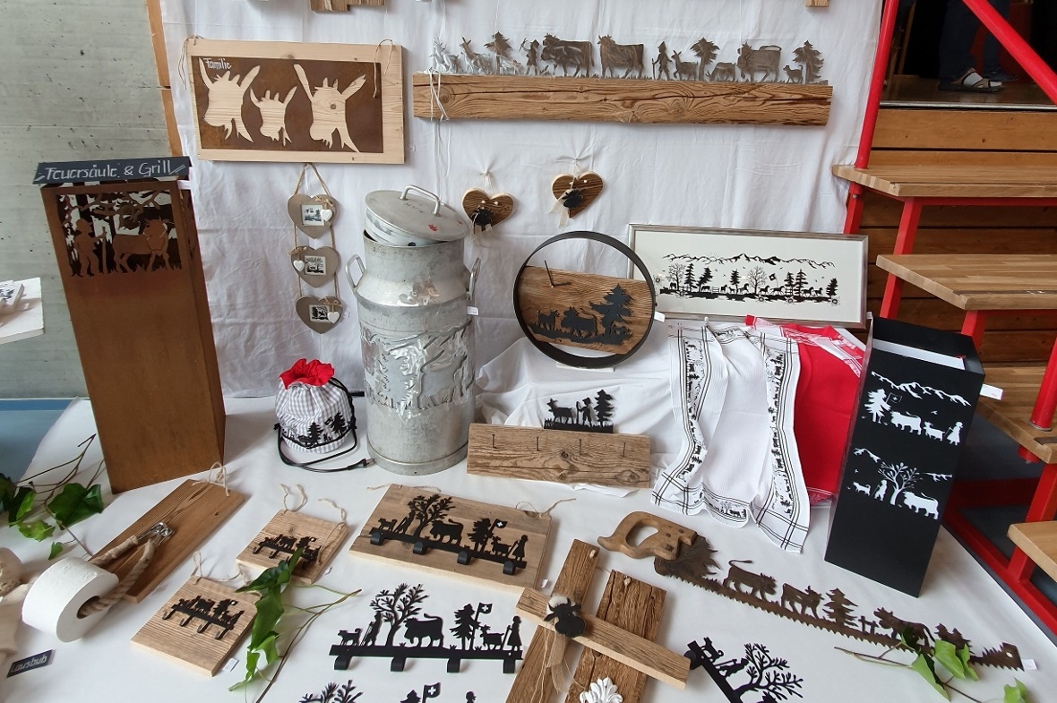 filigrane Scherenschnitte aus besonderen Materialien wie eine Fuchsschwanzsäge.