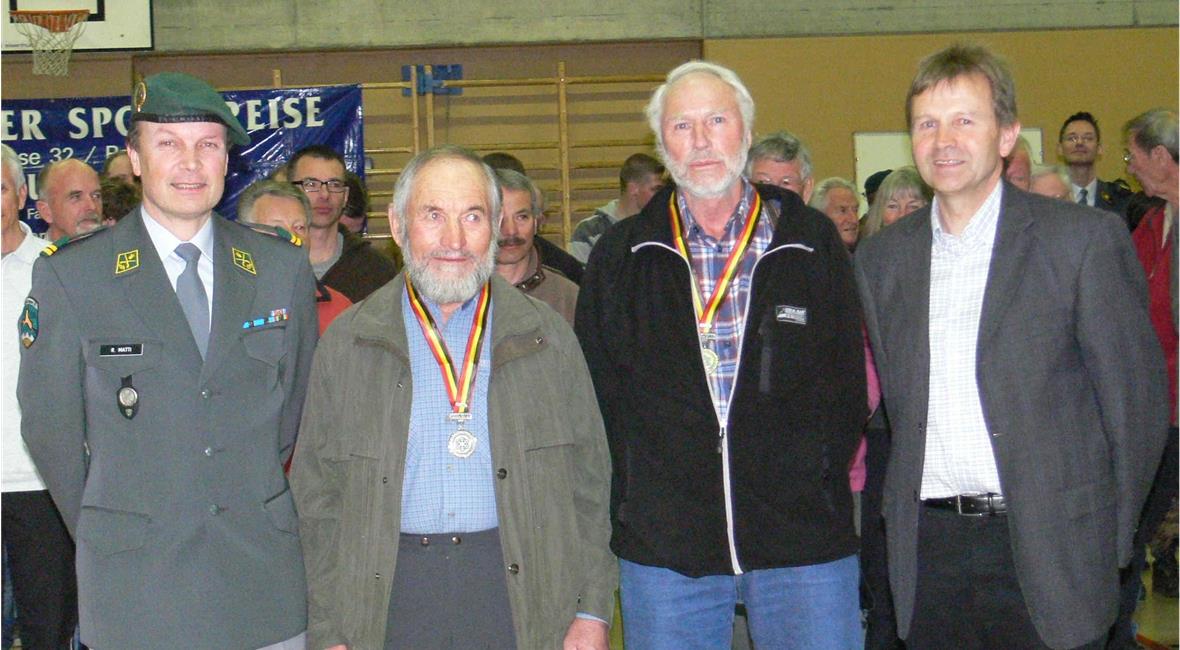 ie beiden beendeten alle 48 Zweitägeler und haben den 50. im Visier. Oberstlt Rolf Matti, Kommandant des Schweizeischen Wintergebirgsskilauf (l.) und Nationalrat Erich von Siebenthal (r.) beglückwünschen Hans Bühler aus Bösingen und Alfred Ryter aus Uetendorf zu ihrer Parforceleistung.