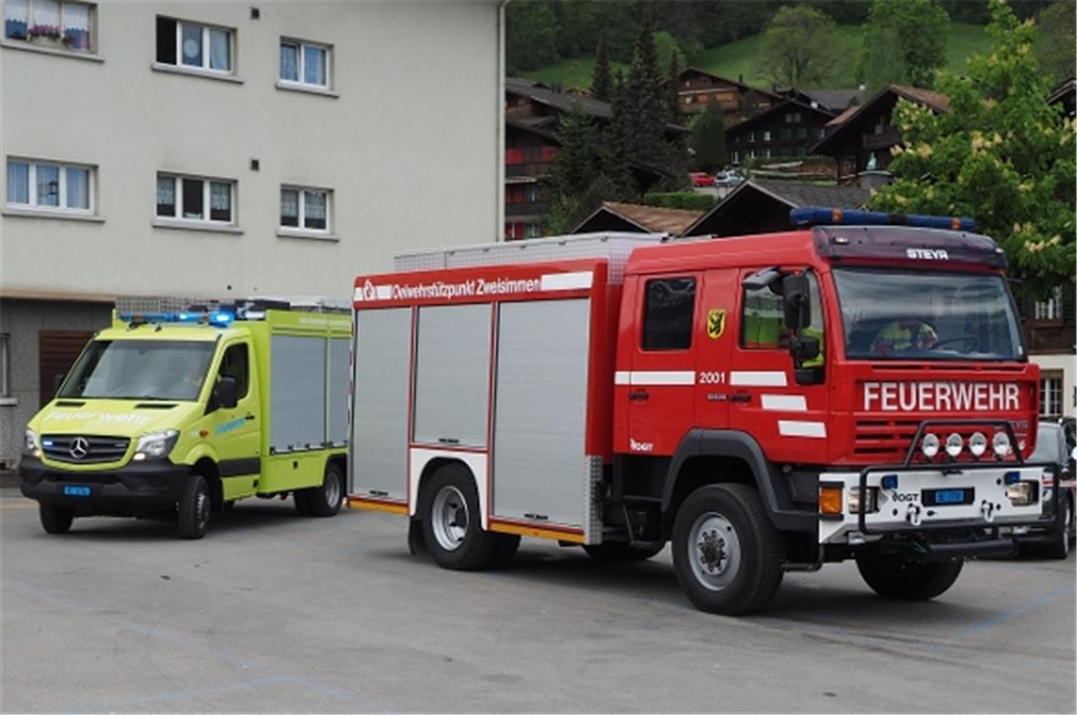 …kurz darauf fahren die Fahrzeuge mit Blaulicht auf den Platz