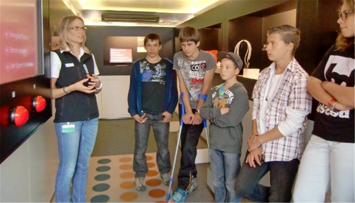 ...lässt sich eine andere Gruppe im Verkehrshaus in Luzern über den «Schweizerischen Strommix» orientieren.