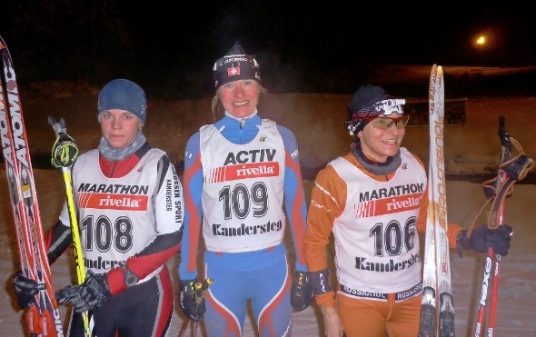 links die zweitklassierte Susi Meinen aus Boltigen. Siegerin Jenny Adler (Mitte) und rechts Brigitte Witschi.