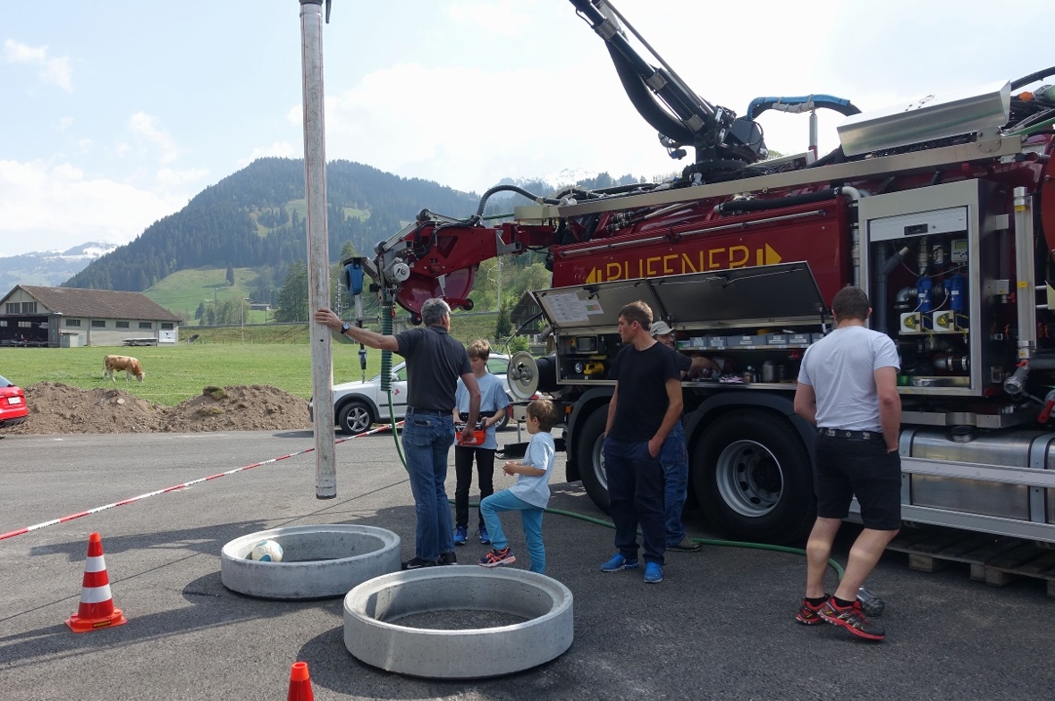 …oder bei der Demonstration auf dem Vorplatz.