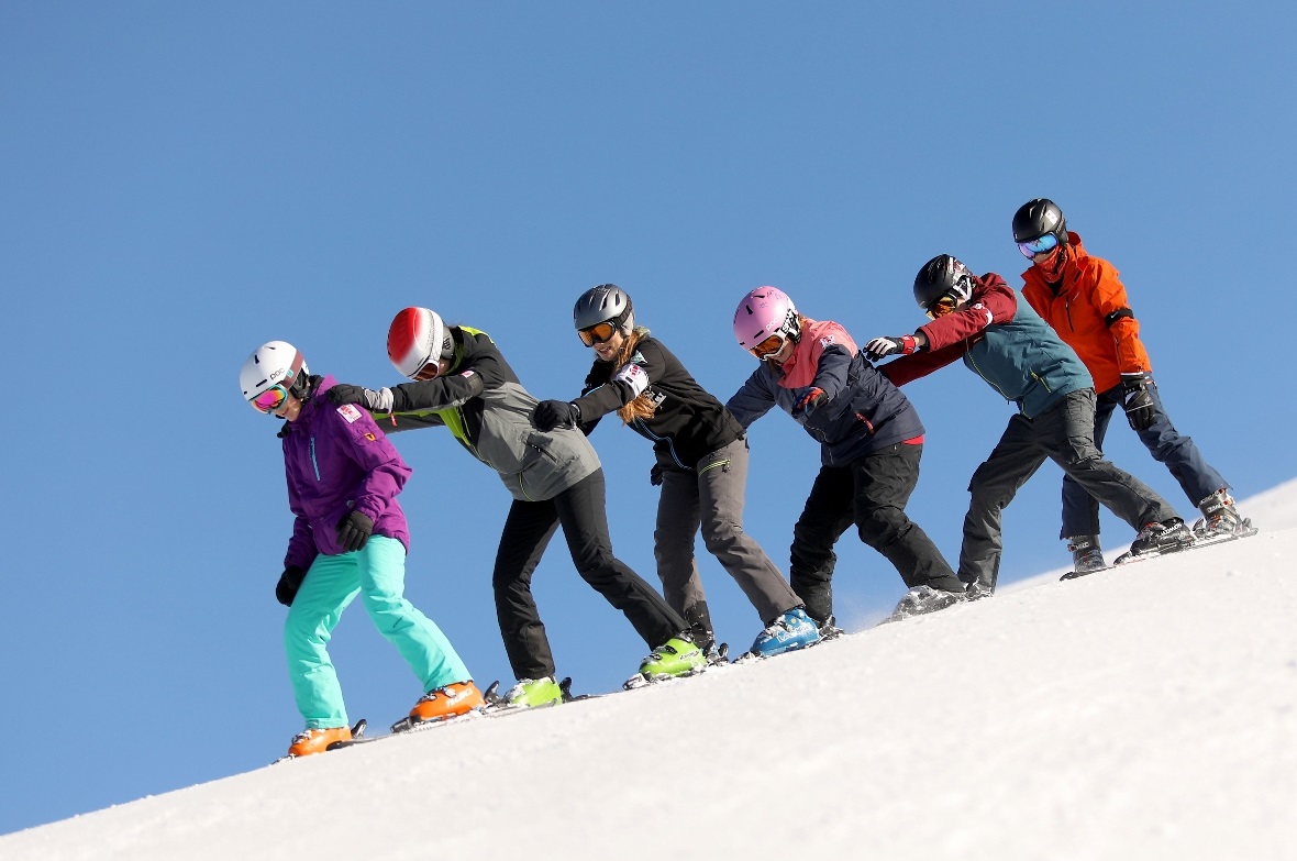 …oder genossen mit ihren Leitern die Weiten des grosszügigen Lenker Skigebiets.