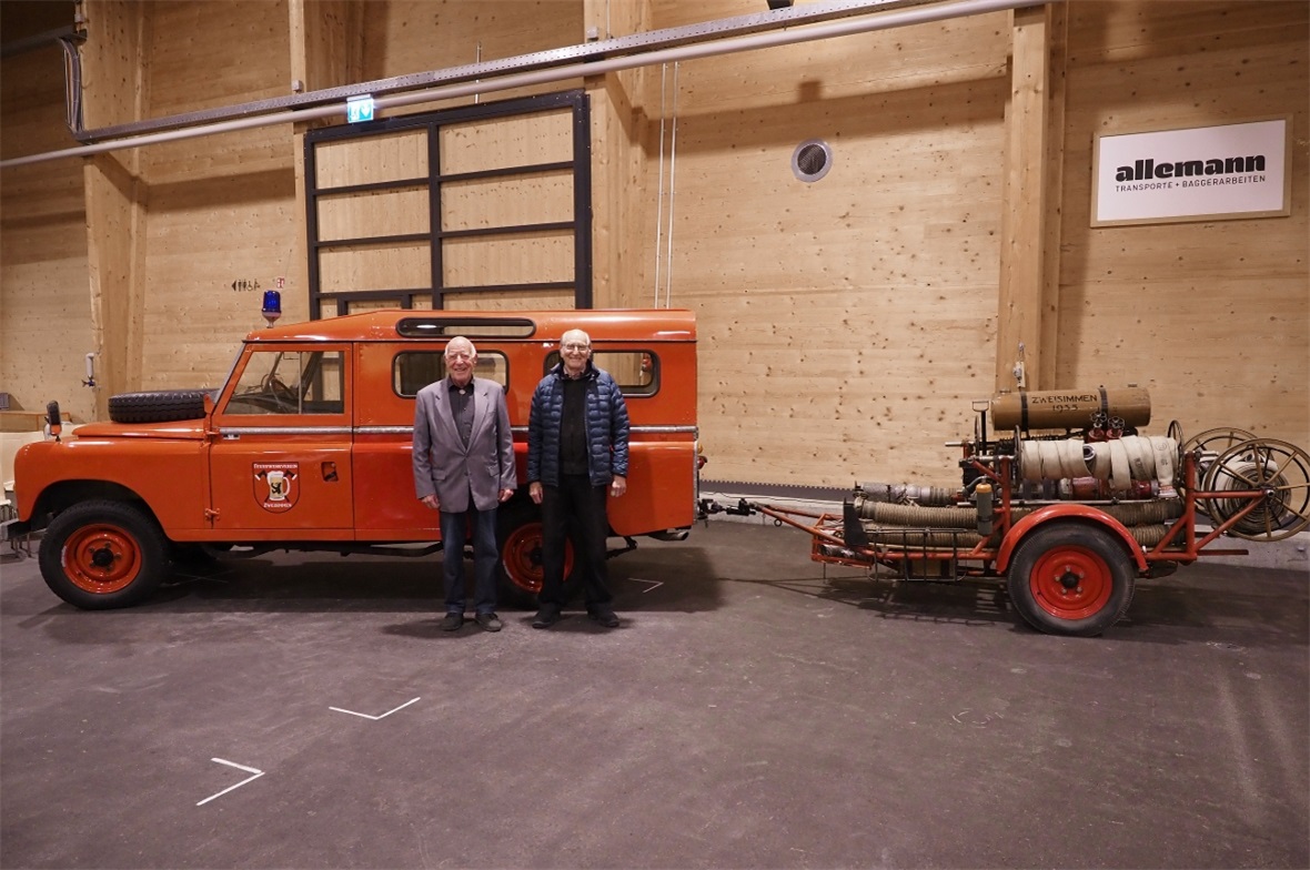 …sie stehen vor den historischen Fahrzeugen des Feuerwehrvereins Zweisimmen.
