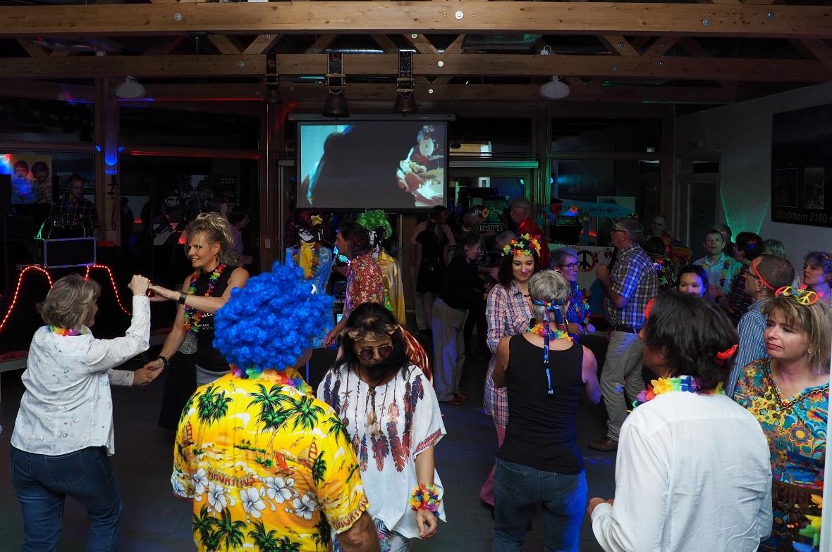 ...und auf der Leinwand Einblicke in die damalige Zeit gegeben.