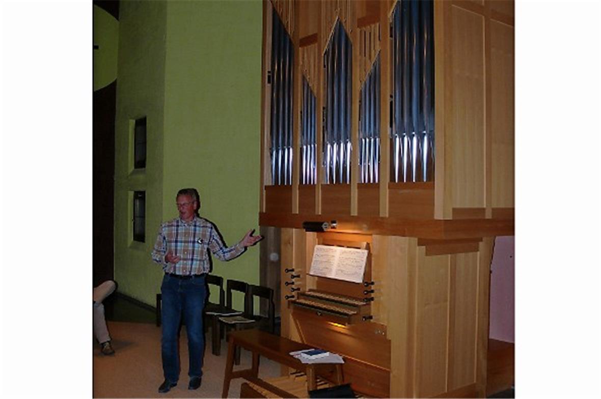 …und erklärte die Orgel in der katholischen Kirche. 