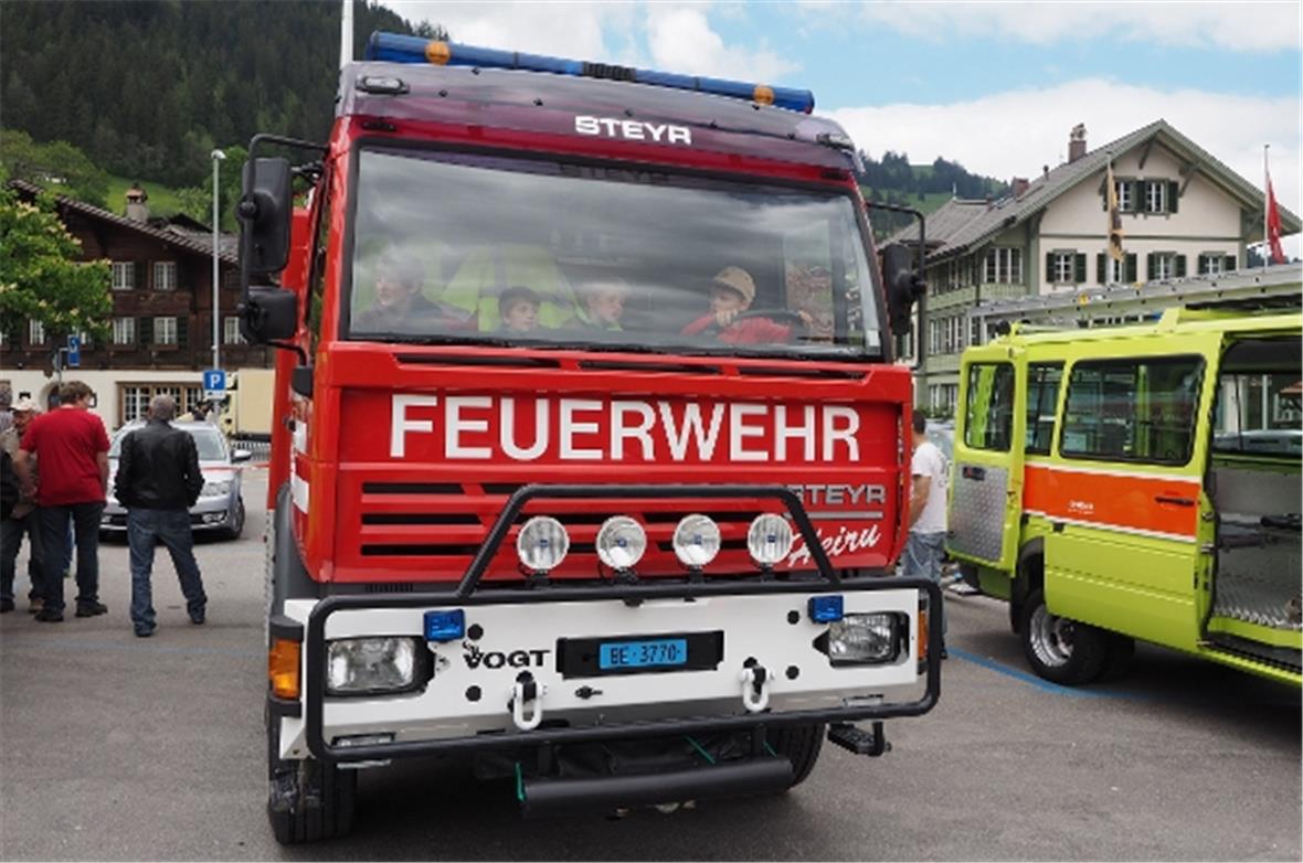 …und «fahren dann mit dem Tanklöschfahrzeug zum nächsten Einsatz».