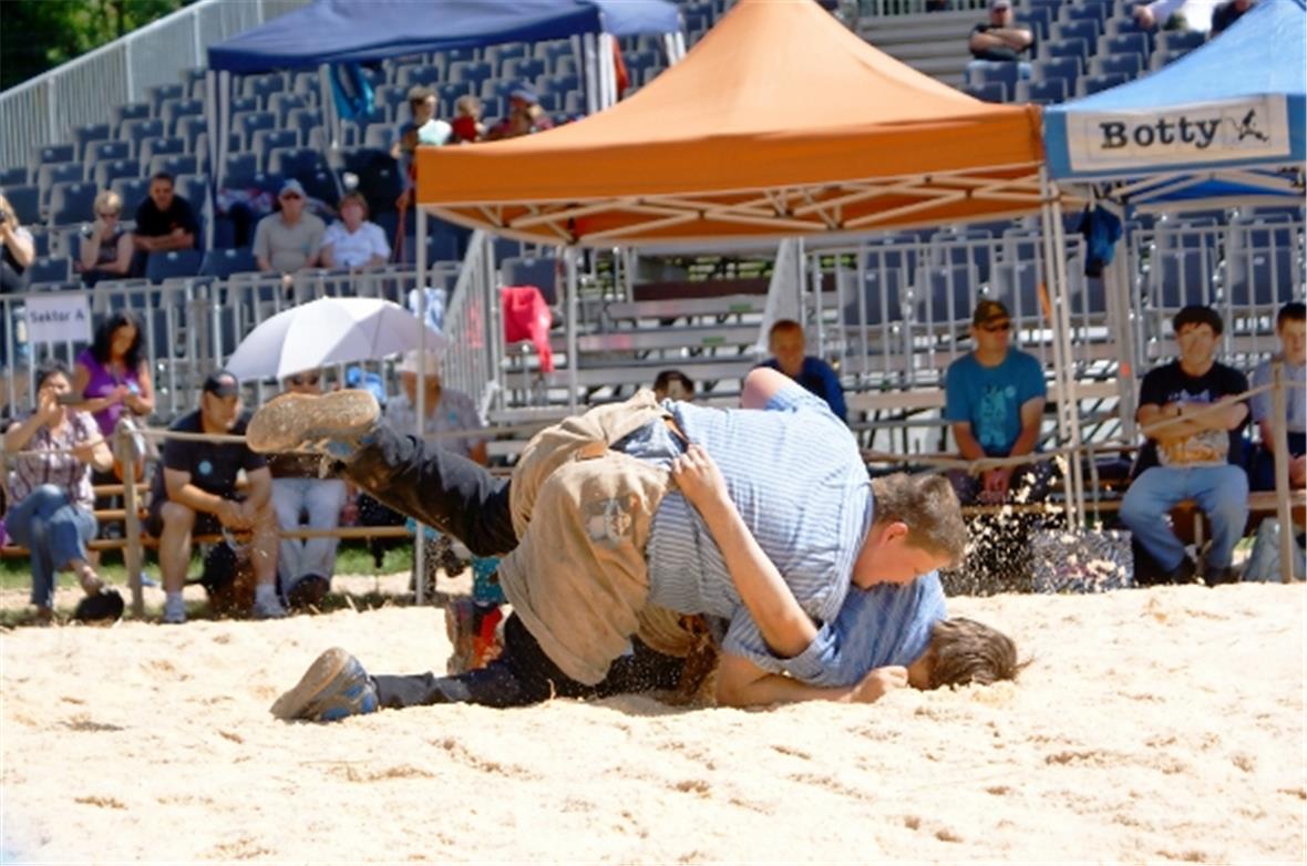 …und hier ist Marcel bei der Bodenarbeit. Beide Brüder klassierten sich klar unt...