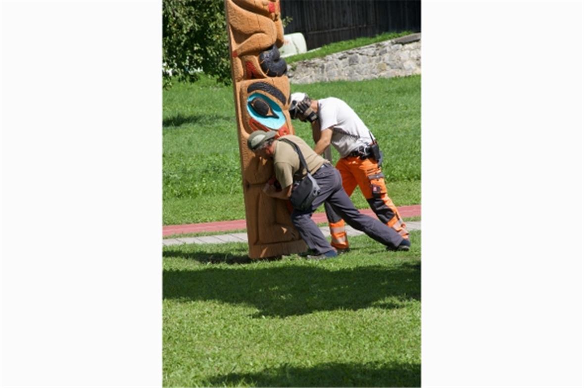 ...und werden vom Piloten millimetergenau auf die Verankerung gesetzt.