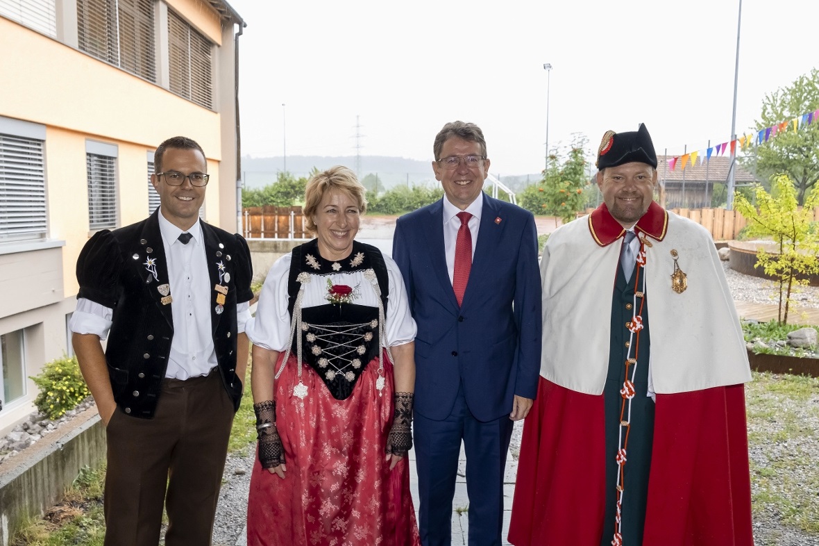 v.l.: Gemeinderat Bruno Stucki, Gemeinderatspräsidentin Barbara Josi begrüssten ...