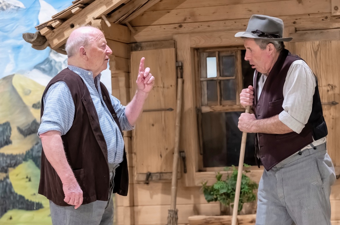 v.l.: Peter Holliger Bauer auf dem Lindenhof (Walter Messerli) bekommt von Ueli ...