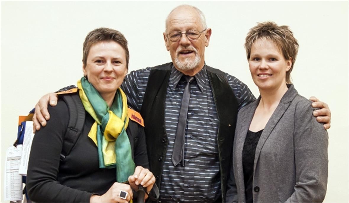 v.l: Pia Feuz, die scheidende Geschäftsstellenleiterin, Hans-Peter Venner, Präsident der vhs ossa und Katja Minnig-Reichenbach, die neue Geschäftsstellenleiterin der vhs ossa.