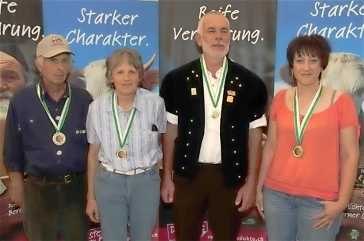 v.l.n.r. Adrian Zeller vertreten von seinen Eltern, Arnold und Elsbeth (Rang 2), Adrian Klossner (Rang 1), Michael Schläppi vertreten von seiner Schwester Susanne Schläppi (Rang 3)