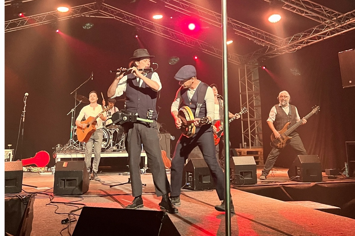 vlnr Guido, Luca T., Luca C., Lorenzo, Silvano & Rob brachten das Zelt zum Toben...