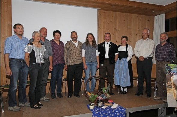 vlnr: Jonas, Maria, Walter Siegfried von der Lenk; Barbara, Arnold und Schwiegertochter Romy Wiedmer aus dem Diemtigtal; Christian und Susanne Moor aus St. Stephan; die beiden Moderatoren Peter Roth und Walter Schläppi
