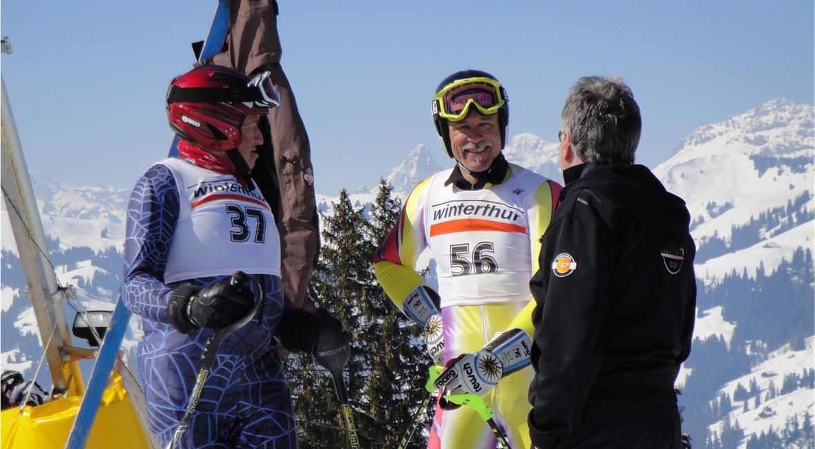 8. Schweizer Senioren Meisterschaften Ski Alpin vlnr. Karl Knubel, Hans Mani erhalten Tipps von Rennleiter Roland Dubler.